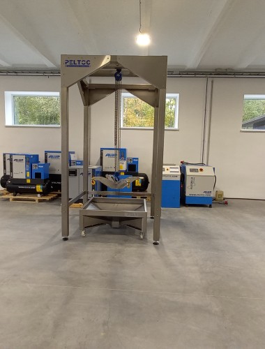 "Big bag" lifting frame with discharge tray